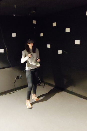 A student using the virtual reality feature of DaVE.