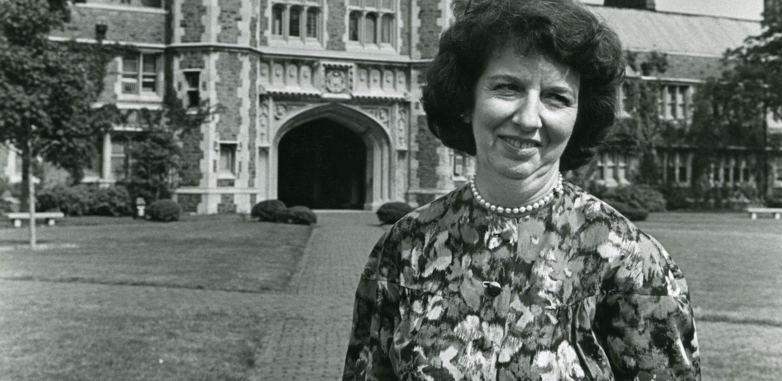 Actress and WashU alumni Mary Wickes standing in front of Brookings Hall.