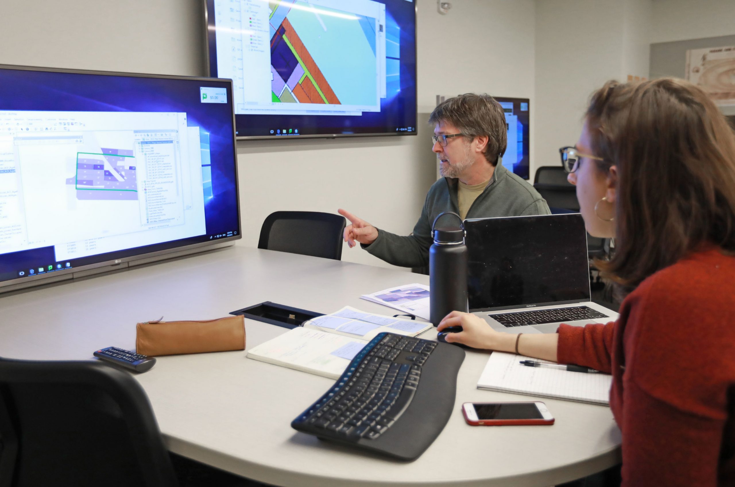 Digital Services staff instructing a student in the Research Studio.