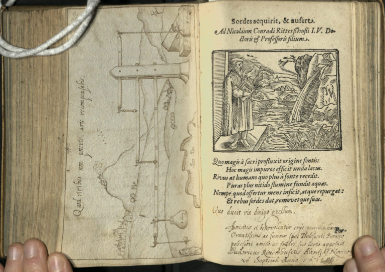 A two-page spread. On the left is a light, hand-drawn schematic of an irrigation machine using logs as a counterbalance. The right page has text in both ink and lighter ink, which may be notes from a book owner. There is also an illustration on the right page showing a male figure in robes consulting a book while standing amongst a waterfall and other nature.