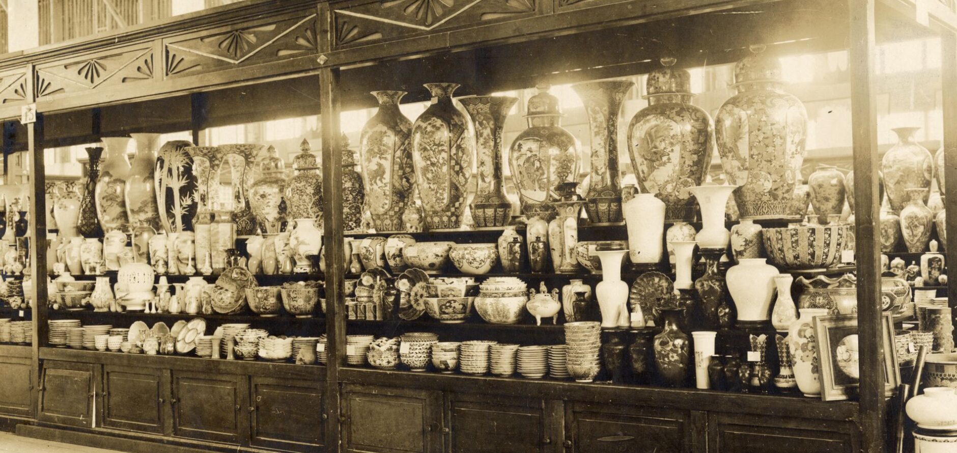 Chinese porcelain exhibit at the 1904 World's Fair